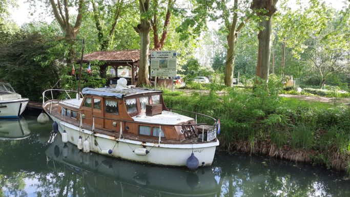 Bateau le long du Canal