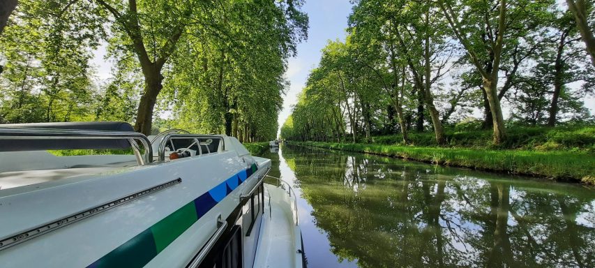 Au croisement d'un autre bateau sur le canal